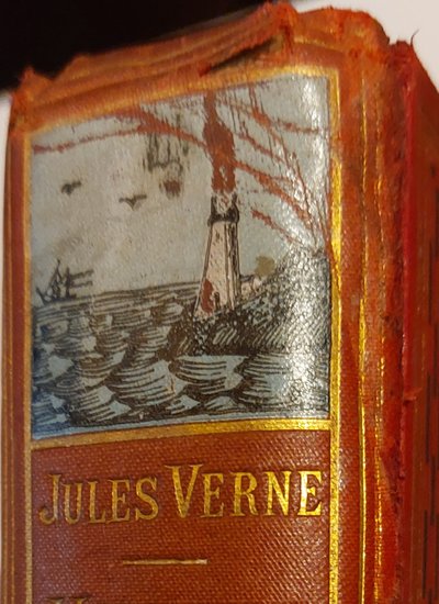 Jules Verne: 2 Bücher in Perkalineinband des Verlags, eines mit einem Elefanten und das andere mit einem Leuchtturm auf der Rückseite