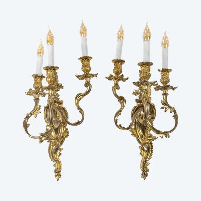 Coppia di grandi applique a tre luci in bronzo dorato in stile Luigi XV Rococò