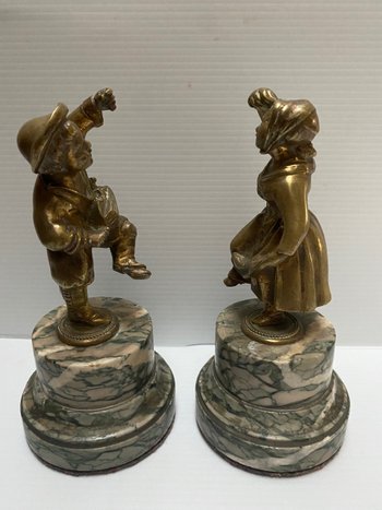 COPPIA DI SOGGETTI IN BRONZO