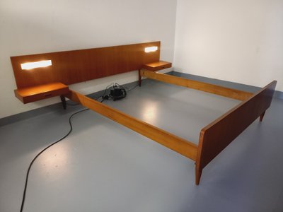 Letto matrimoniale vintage in teak in stile scandinavo degli anni '60 con comodini sospesi e lampade integrate