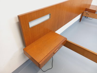 Letto matrimoniale vintage in teak in stile scandinavo degli anni '60 con comodini sospesi e lampade integrate