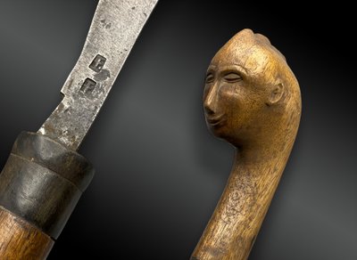 COUTEAU TOBA BATAK AVEC POIGNÉE À FIGURE ANTHROPOMORPHE, AVEC FOURREAU Indonésie, Sumatra