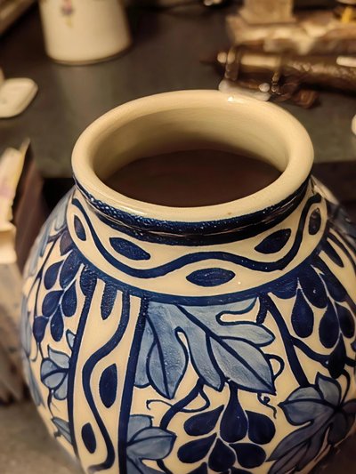 Vaso in gres firmato Keramis Boch La Louviere, decoro con foglie di vite del XX secolo