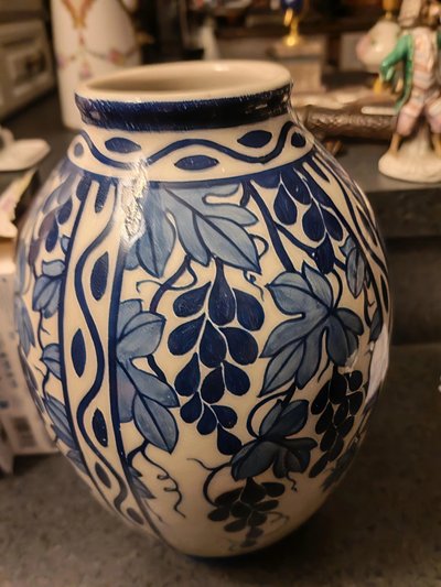 Vaso in gres firmato Keramis Boch La Louviere, decoro con foglie di vite del XX secolo