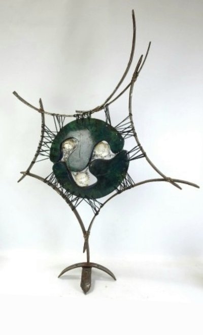 Scultura anonima in metallo con cinghie di cuoio