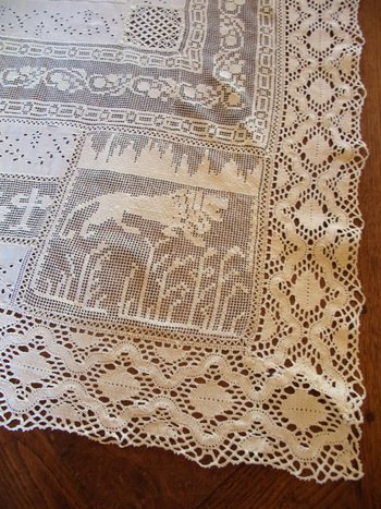 Small lace tablecloth from the end of the 19th century