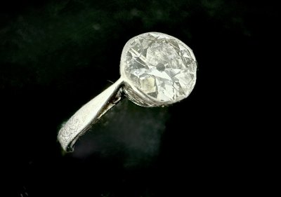 Art Nouveau ring set with a 1.40 carat diamond