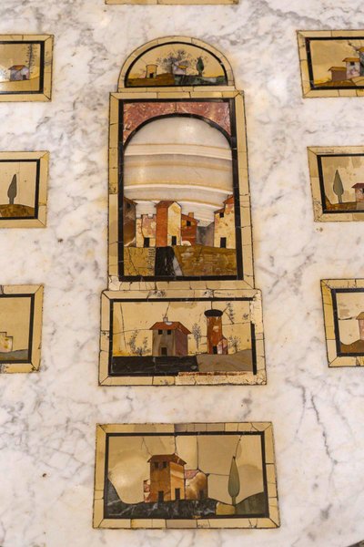 Ein kleiner Sockeltisch mit Intarsien aus Hartgestein und Marmor, Florenz, um 1810