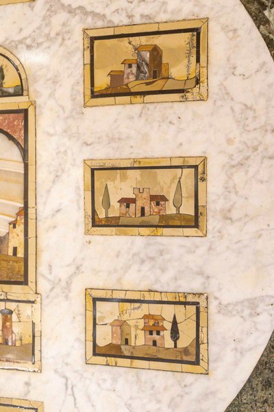 Ein kleiner Sockeltisch mit Intarsien aus Hartgestein und Marmor, Florenz, um 1810