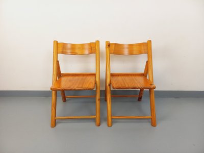 Pair of vintage folding pine chairs from the 70s/80s