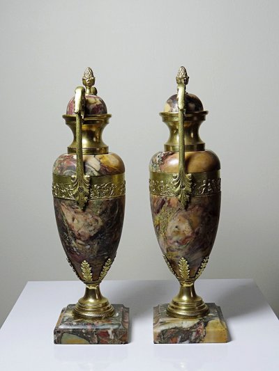 Coppia di cassolette in marmo breccia e bronzo dorato, Napoleone III XIX secolo