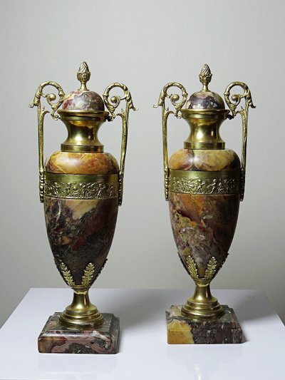 Coppia di cassolette in marmo breccia e bronzo dorato, Napoleone III XIX secolo