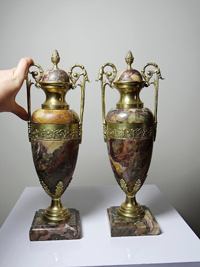 Coppia di cassolette in marmo breccia e bronzo dorato, Napoleone III XIX secolo