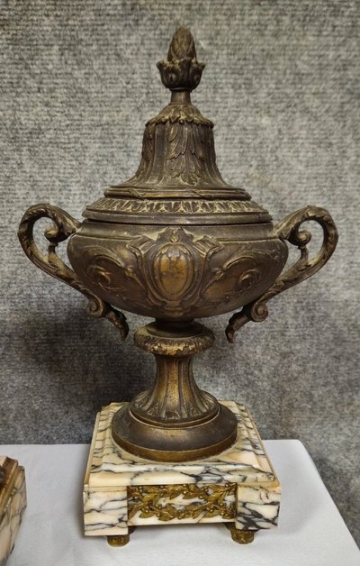 Large spelter clock set with a medal patina, Napoleon III period, circa 1880