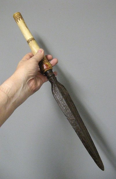 Coltello pugnale in osso intagliato. Arte tribale oceanica.