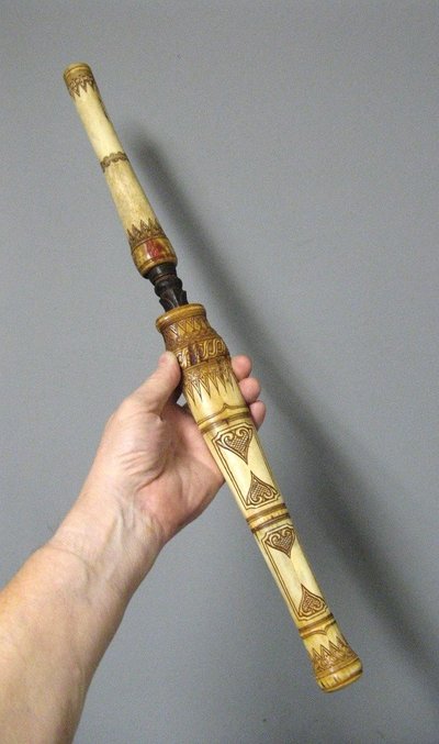 Coltello pugnale in osso intagliato. Arte tribale oceanica.
