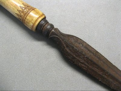 Coltello pugnale in osso intagliato. Arte tribale oceanica.
