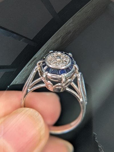 Art Deco Ring in 18k gold set with calibrated blue sapphires & Diamond 5.84 g CIRCA 1920
