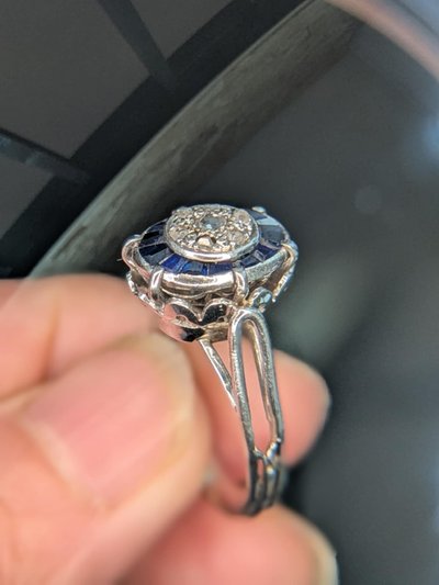Art Deco Ring in 18k gold set with calibrated blue sapphires & Diamond 5.84 g CIRCA 1920