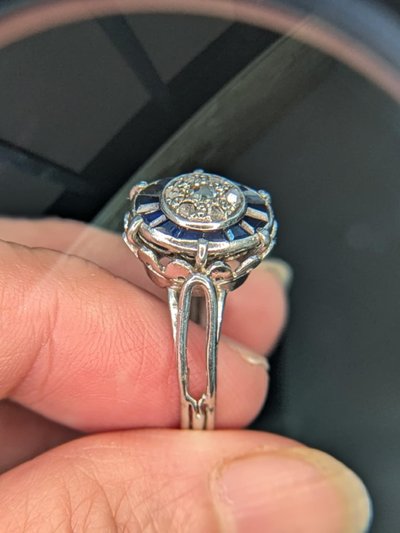 Art Deco Ring in 18k gold set with calibrated blue sapphires & Diamond 5.84 g CIRCA 1920