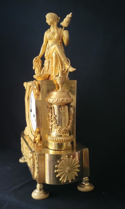 Pendule " la fileuse et la fidélité " en bronze doré fin XVIII début XIXème
