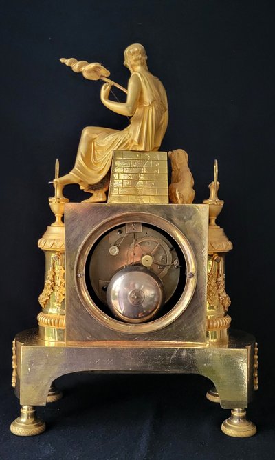 Pendule " la fileuse et la fidélité " en bronze doré fin XVIII début XIXème