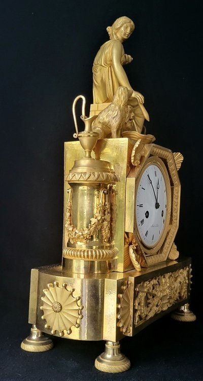 Pendule " la fileuse et la fidélité " en bronze doré fin XVIII début XIXème