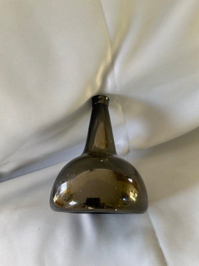 Onion bottle in blown glass, late 17th century