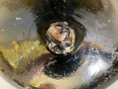 Onion bottle in blown glass, late 17th century