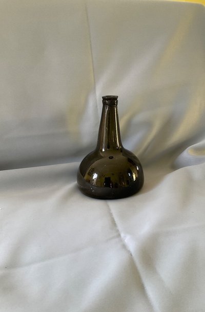 Onion bottle in blown glass, late 17th century