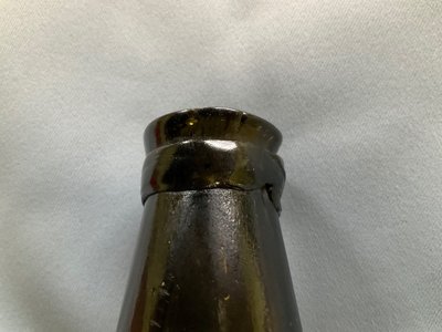 Onion bottle in blown glass, late 17th century