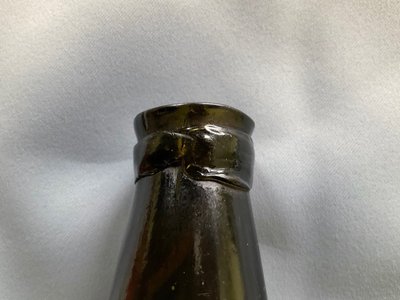 Onion bottle in blown glass, late 17th century