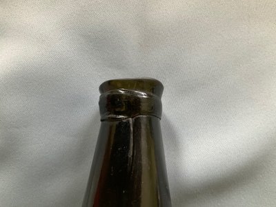 Onion bottle in blown glass, late 17th century
