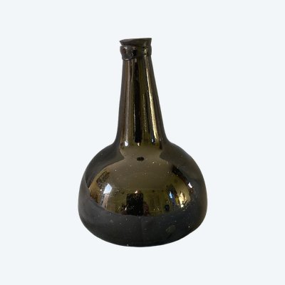 Zwiebelflasche aus mundgeblasenem Glas Ende XVII.