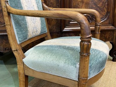 Fauteuil d'époque Restauration en merisier XIXème