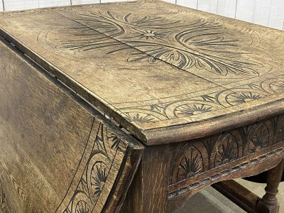English oak table with flaps, early 20th century
