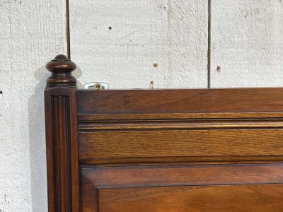 Mensola inglese in noce, inizio XX secolo