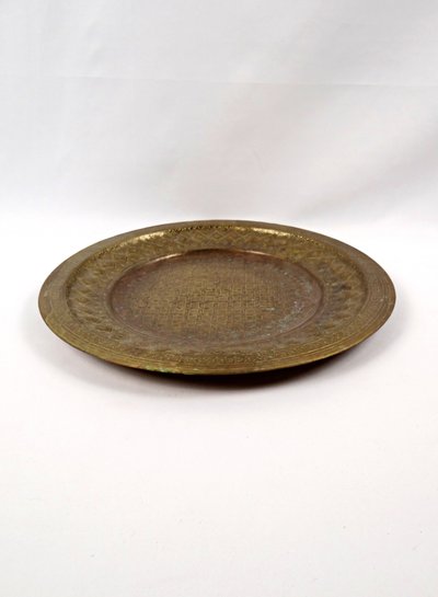 Grande vassoio orientale in ottone marocchino, inizio XX secolo, con decorazione geometrica