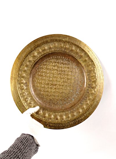 Grande vassoio orientale in ottone marocchino, inizio XX secolo, con decorazione geometrica