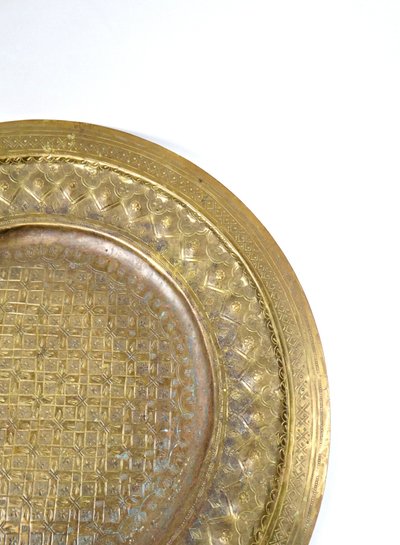 Grande vassoio orientale in ottone marocchino, inizio XX secolo, con decorazione geometrica