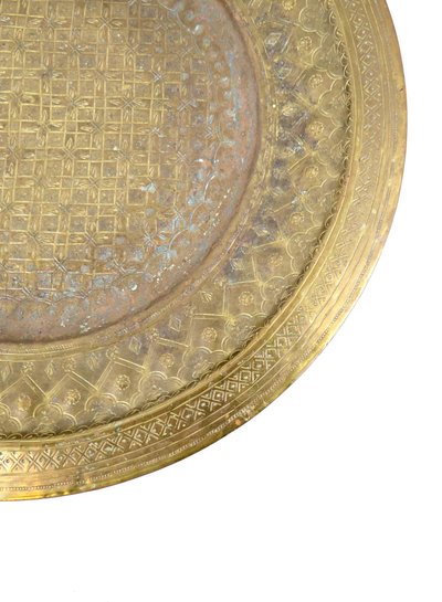 Grande vassoio orientale in ottone marocchino, inizio XX secolo, con decorazione geometrica