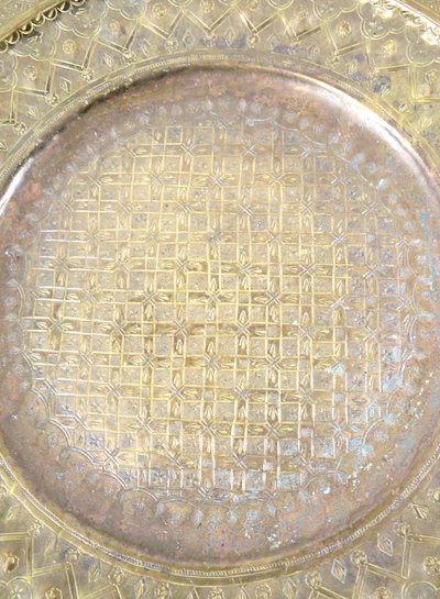 Grande vassoio orientale in ottone marocchino, inizio XX secolo, con decorazione geometrica