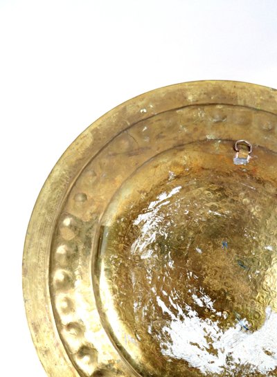 Grande vassoio orientale in ottone marocchino, inizio XX secolo, con decorazione geometrica