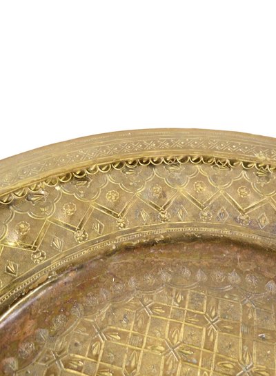Grande vassoio orientale in ottone marocchino, inizio XX secolo, con decorazione geometrica