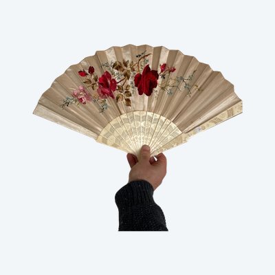 Ventaglio Belle Époque della fine del XIX secolo in avorio o ivoirine, fili traforati e rose ricamate, con astuccio