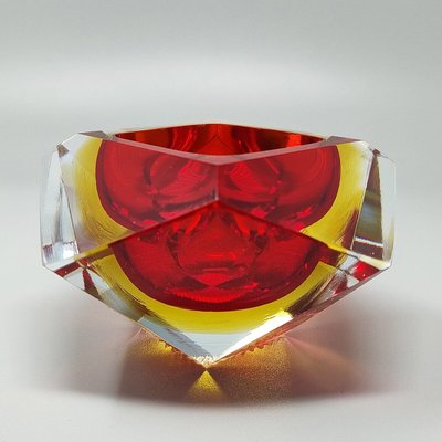 1960 Splendido posacenere o portacenere rosso e giallo di Flavio Poli per Seguso. Prodotto in Italia