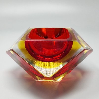 1960 Splendido posacenere o portacenere rosso e giallo di Flavio Poli per Seguso. Prodotto in Italia