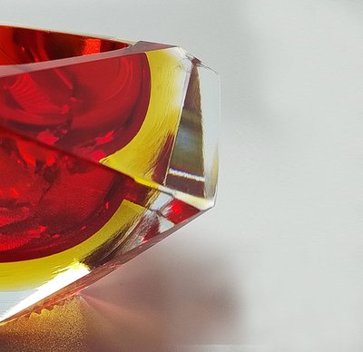 1960 Splendido posacenere o portacenere rosso e giallo di Flavio Poli per Seguso. Prodotto in Italia