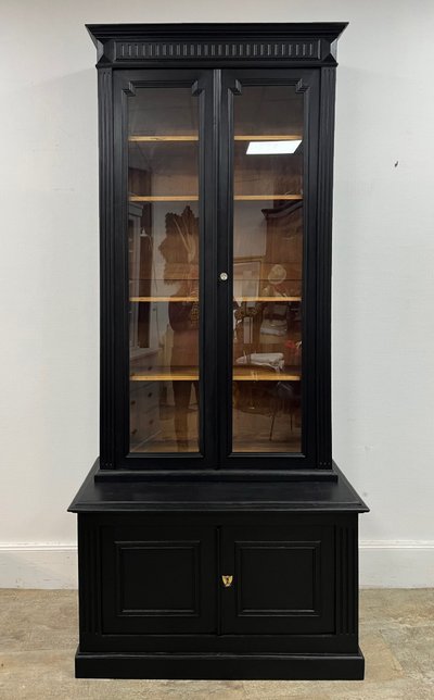 Credenza curiosa in noce dipinta di nero 2m40