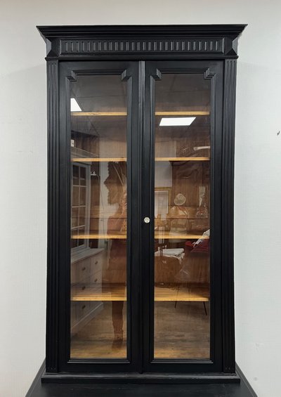 Credenza curiosa in noce dipinta di nero 2m40